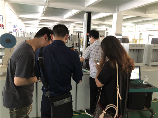 口罩制造客戶到我司測(cè)試樣品選購(gòu)拉力試驗(yàn)機(jī) 口罩制造客戶到我司測(cè)試樣品選購(gòu)拉力試驗(yàn)機(jī)