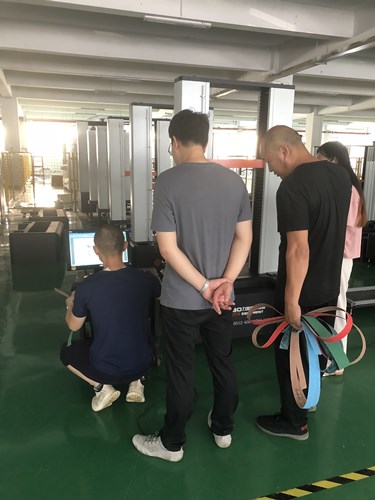 蘇州客戶來(lái)我司測(cè)試砂帶接頭拉力試驗(yàn) 蘇州客戶來(lái)我司測(cè)試砂帶接頭拉力試驗(yàn)