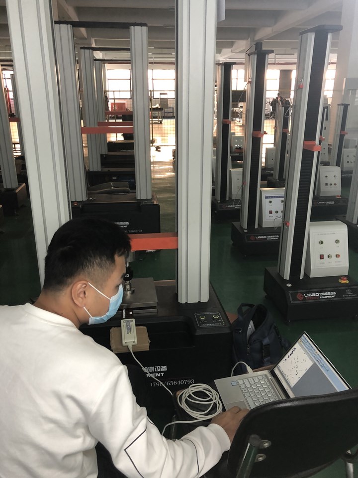 江蘇蘇州客戶到我廠驗(yàn)收拉力試驗(yàn)機(jī)設(shè)備 江蘇蘇州客戶到我廠驗(yàn)收拉力試驗(yàn)機(jī)設(shè)備